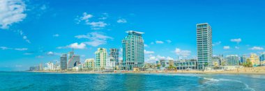 Tel Aviv, İsrail, 10 Eylül 2018: İnsanlar güneşli bir gün, Tel Aviv, İsrail bir plajda tadını çıkarıyor