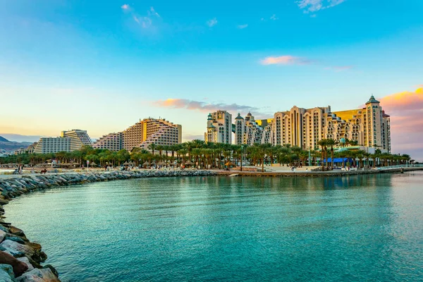 Sonnenuntergang Blick auf Hotels in israelischen Ferienort eilat, israel — Stockfoto