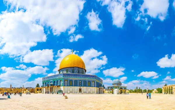예루살렘, 이스라엘, 2018 년 9 월 6 일: 관광객 예루살렘, 이스라엘에서 사원 마운드에 위치한 바위의 유명한 돔 감탄 하 고는 — 스톡 사진