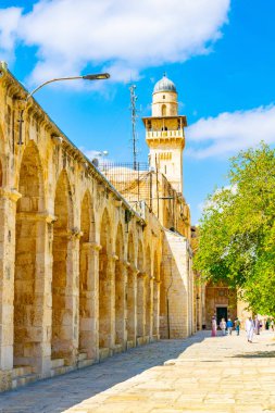 Kudüs, İsrail, 6 Eylül 2018: Turist bir sto geçiyor