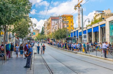 Kudüs, İsrail, 7 Eylül 2018: İnsanlar buradan geçen