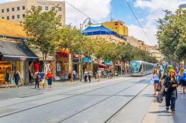 Kudüs, İsrail, 7 Eylül 2018: İnsanlar buradan geçen