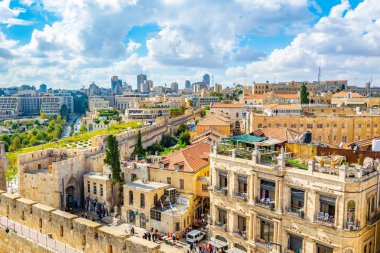 Kudüs, İsrail, 7 Eylül 2018: İnsanlar buradan geçen