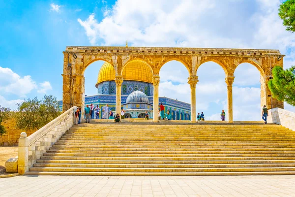 Jerusalem, Izrael, szeptember 6-án, 2018: Turisták famo megcsodálja — Stock Fotó