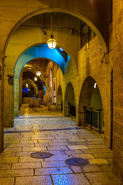 JERUSALEM, ISRAEL, 6 DE SEPTIEMBRE DE 2018: La gente está paseando entre —  Fotos de Stock