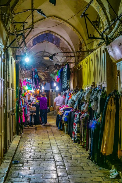 JERUSALEM, ISRAEL, SETEMBRO 6, 2018: As pessoas estão passeando entre — Fotografia de Stock