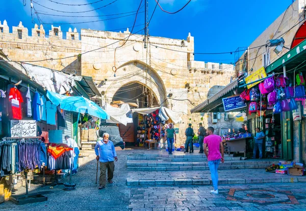 人が通るエルサレム、イスラエル、2018 年 9 月 7 日。 — ストック写真