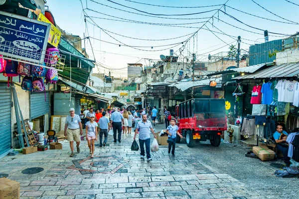 JERUSALEM, ISRAEL, 7 SEPTEMBRE 2018 : Les gens traversent — Photo