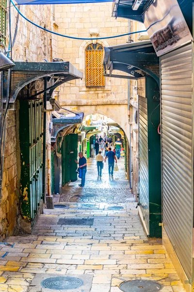 JERUSALEM, ISRAEL, 8 DE SEPTIEMBRE DE 2018: La gente está paseando entre —  Fotos de Stock