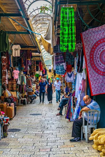 Jerusalem, Izrael, 2018. szeptember 8.: Emberek között sétálnak — Stock Fotó