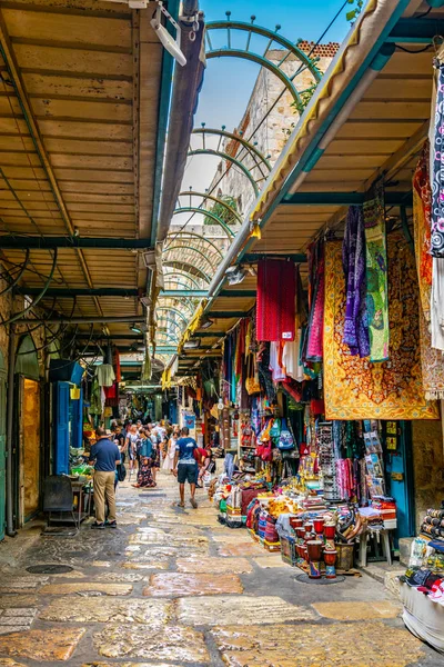 JERUSALEM, ISRAEL, SEPTEMBER 8, 2018: People are strolling among — Stock Photo, Image