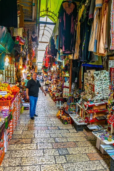 JERUSALEM, ISRAEL, 8 DE SEPTIEMBRE DE 2018: La gente está paseando entre — Foto de Stock