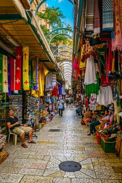 JERUSALEM, ISRAEL, 8 DE SEPTIEMBRE DE 2018: La gente está paseando entre — Foto de Stock