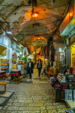 Kudüs, İsrail, 8 Eylül 2018: Gece görünümü çeşitli Shop