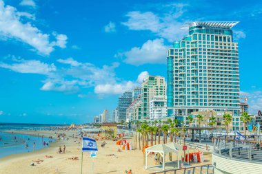 Tel Aviv, İsrail, 9 Eylül 2018: İnsanlar bir güneşli tadını çıkarıyor