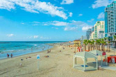 Tel Aviv, İsrail, 9 Eylül 2018: İnsanlar bir güneşli tadını çıkarıyor