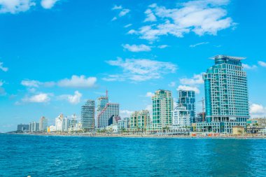 Tel Aviv, İsrail, 9 Eylül 2018: İnsanlar bir güneşli tadını çıkarıyor