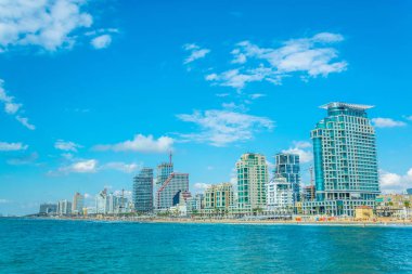 Tel Aviv, İsrail, 9 Eylül 2018: İnsanlar bir güneşli tadını çıkarıyor