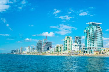 Tel Aviv, İsrail, 9 Eylül 2018: İnsanlar bir güneşli tadını çıkarıyor