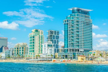 Tel Aviv, İsrail, 9 Eylül 2018: İnsanlar bir güneşli tadını çıkarıyor