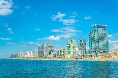 Tel Aviv, İsrail, 9 Eylül 2018: İnsanlar bir güneşli tadını çıkarıyor