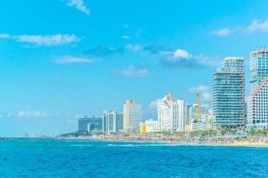 Tel Aviv, İsrail, 9 Eylül 2018: İnsanlar bir güneşli tadını çıkarıyor