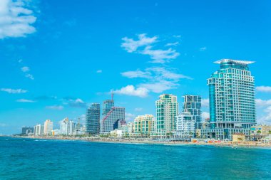 Tel Aviv, İsrail, 9 Eylül 2018: İnsanlar bir güneşli tadını çıkarıyor