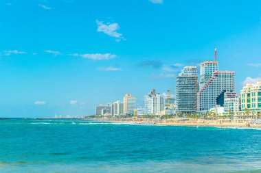 Tel Aviv, İsrail, 9 Eylül 2018: İnsanlar bir güneşli tadını çıkarıyor