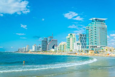 Tel Aviv, İsrail, 9 Eylül 2018: İnsanlar bir güneşli tadını çıkarıyor