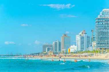 Tel Aviv, İsrail, 9 Eylül 2018: İnsanlar bir güneşli tadını çıkarıyor