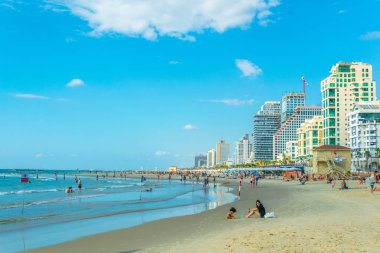 Tel Aviv, İsrail, 9 Eylül 2018: İnsanlar bir güneşli tadını çıkarıyor
