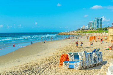 Tel Aviv, İsrail, 9 Eylül 2018: İnsanlar bir güneşli tadını çıkarıyor