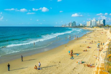 Tel Aviv, İsrail, 9 Eylül 2018: İnsanlar bir güneşli tadını çıkarıyor