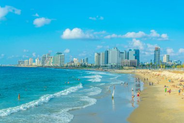 Tel Aviv, İsrail, 9 Eylül 2018: İnsanlar bir güneşli tadını çıkarıyor