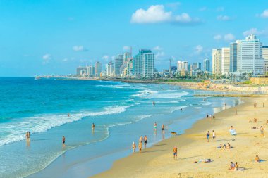 Tel Aviv, İsrail, 9 Eylül 2018: İnsanlar bir güneşli tadını çıkarıyor