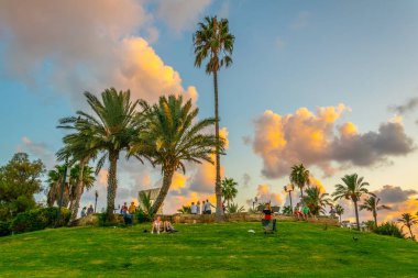 Tel Aviv, İsrail, 9 Eylül 2018: İnsanlar günbatımı tadını çıkarıyor 