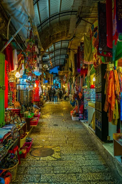 JERUSALEM, ISRAEL, SETEMBRO 8, 2018: Vista noturna de várias lojas — Fotografia de Stock