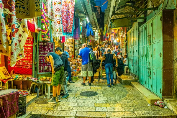 Kudüs, İsrail, 8 Eylül 2018: Gece görünümü çeşitli Shop — Stok fotoğraf