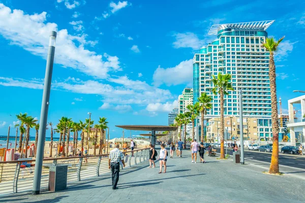 TEL AVIV, ISRAEL, SEPTEMBER 9, 2018: View of seaside promenade i — Stock Photo, Image