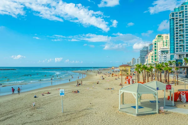 Tel Aviv, İsrail, 9 Eylül 2018: İnsanlar bir güneşli tadını çıkarıyor