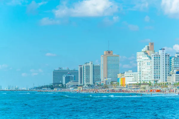 Tel Aviv, İsrail, 9 Eylül 2018: İnsanlar bir güneşli tadını çıkarıyor