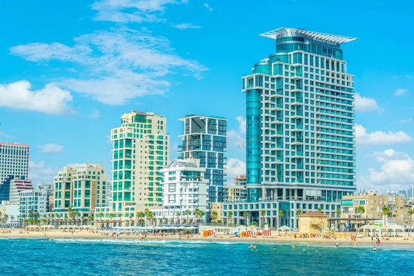 Tel Aviv, İsrail, 9 Eylül 2018: İnsanlar bir güneşli tadını çıkarıyor