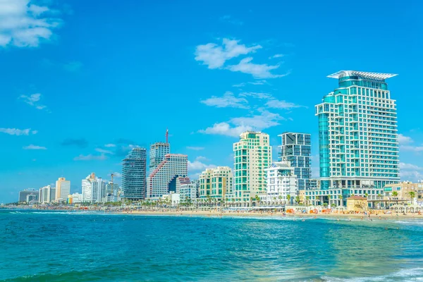 Tel Aviv, İsrail, 9 Eylül 2018: İnsanlar bir güneşli tadını çıkarıyor