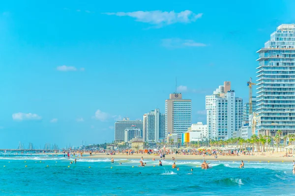 Tel Aviv, İsrail, 9 Eylül 2018: İnsanlar bir güneşli tadını çıkarıyor