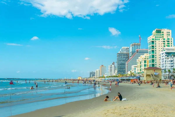 Tel Aviv, İsrail, 9 Eylül 2018: İnsanlar bir güneşli tadını çıkarıyor
