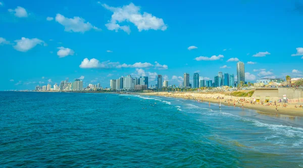 Tel Aviv, İsrail, 9 Eylül 2018: İnsanlar bir güneşli tadını çıkarıyor