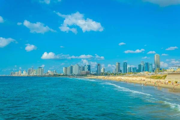 Tel Aviv, İsrail, 9 Eylül 2018: İnsanlar bir güneşli tadını çıkarıyor