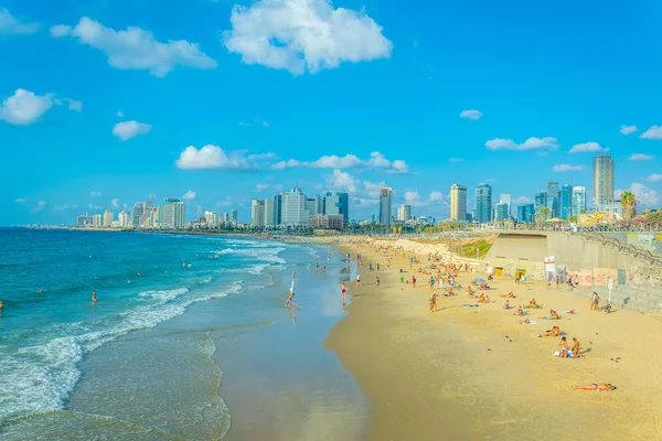 Tel Aviv, İsrail, 9 Eylül 2018: İnsanlar bir güneşli tadını çıkarıyor