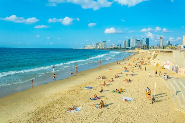 Tel Aviv, İsrail, 9 Eylül 2018: İnsanlar bir güneşli tadını çıkarıyor