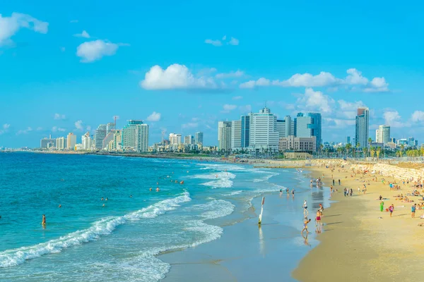 Tel Aviv, İsrail, 9 Eylül 2018: İnsanlar bir güneşli tadını çıkarıyor